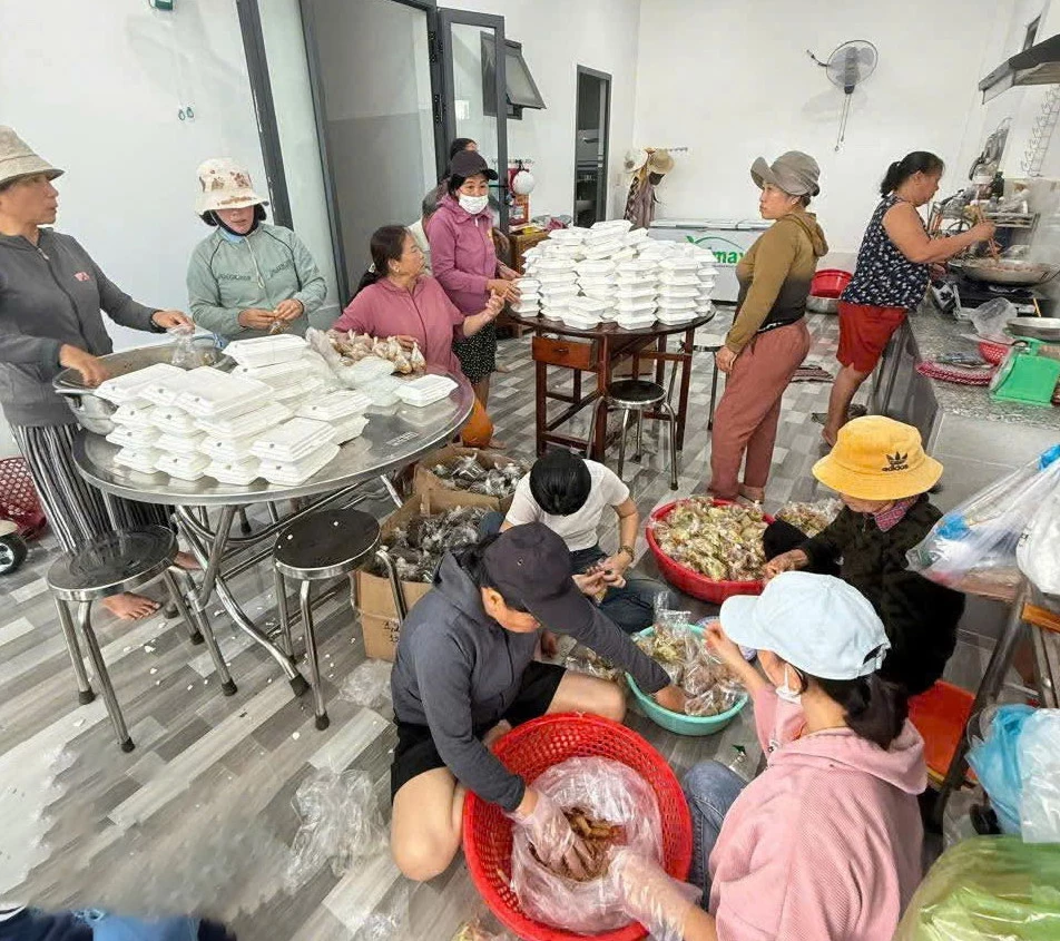 Hội Liên hiệp Phụ nữ phường Đông Ninh Hòa vận động các nguồn lực hỗ trợ người dân vùng ngập lụt