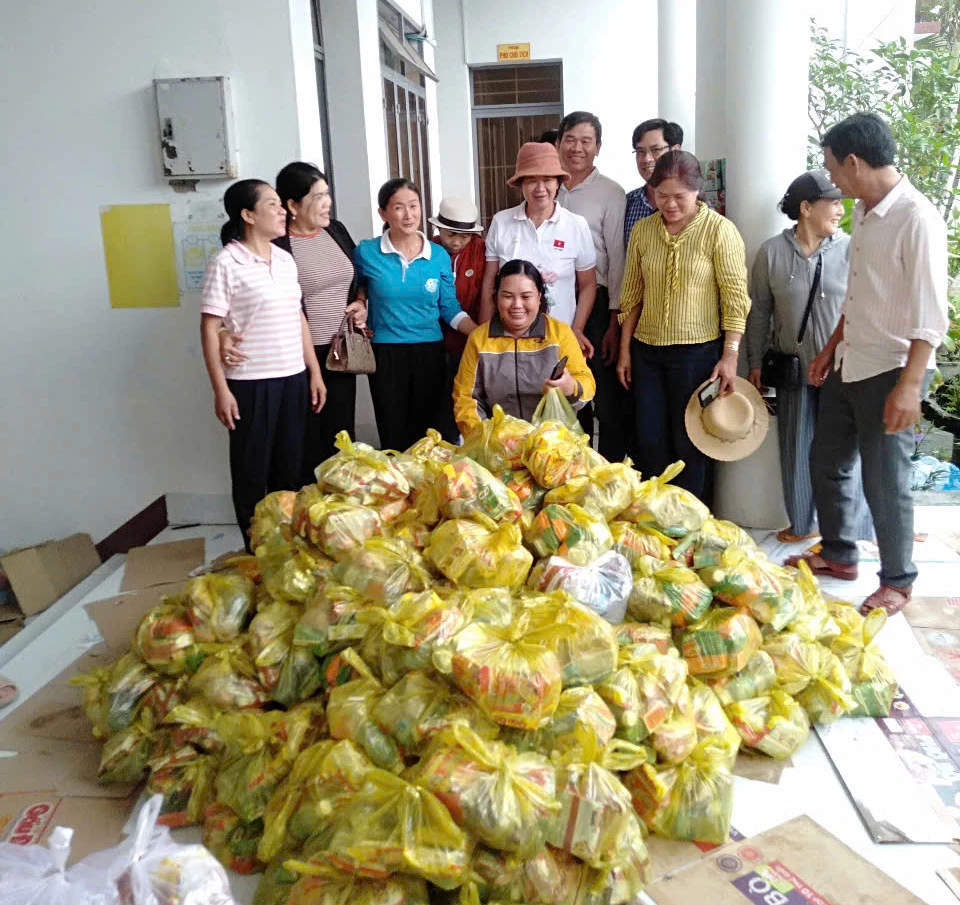 Gavene ble gitt til Hoa Tri kommune.