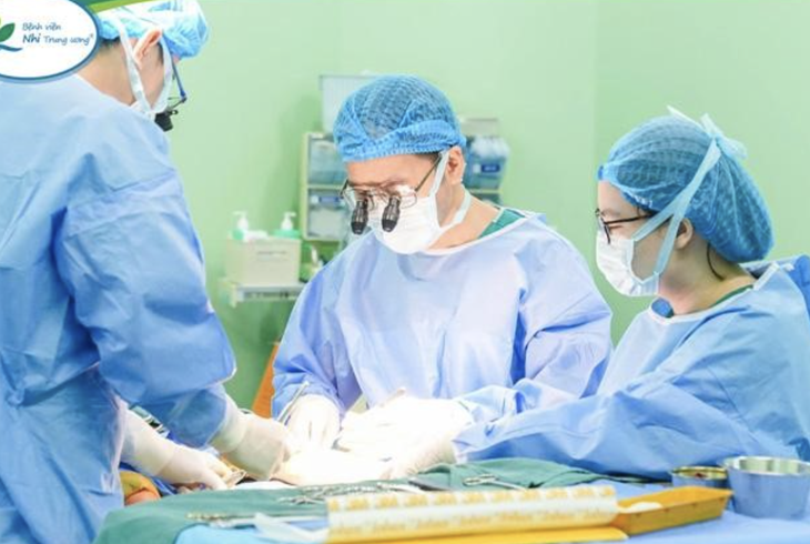 Sau 6 năm phải nhờ cha mẹ cõng trên lưng, bé gái tự đi lại nhờ kỹ thuật phẫu thuật mới - Ảnh 2.