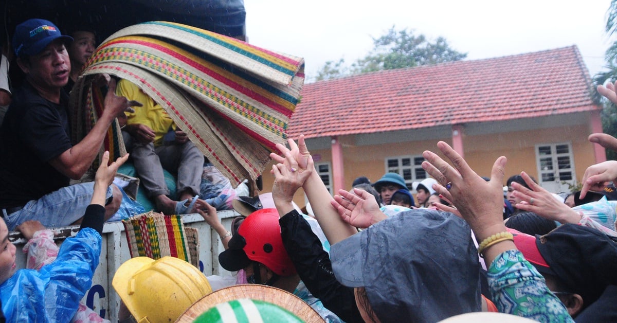 Cảnh nhói lòng ở vùng lũ Đắk Lắk: Những cánh tay chờ một suất chăn màn, hàng hóa cứu trợ