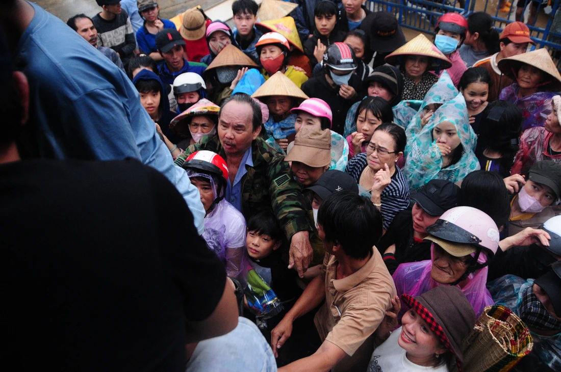 Cena comovente na área de Dak Lak atingida pelas enchentes: pessoas de braços abertos aguardando cobertores e suprimentos de ajuda humanitária - Foto 6.