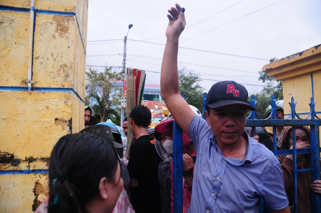 Cena comovente na área de Dak Lak atingida pelas enchentes: pessoas de braços abertos aguardando cobertores e suprimentos de ajuda humanitária - Foto 8.