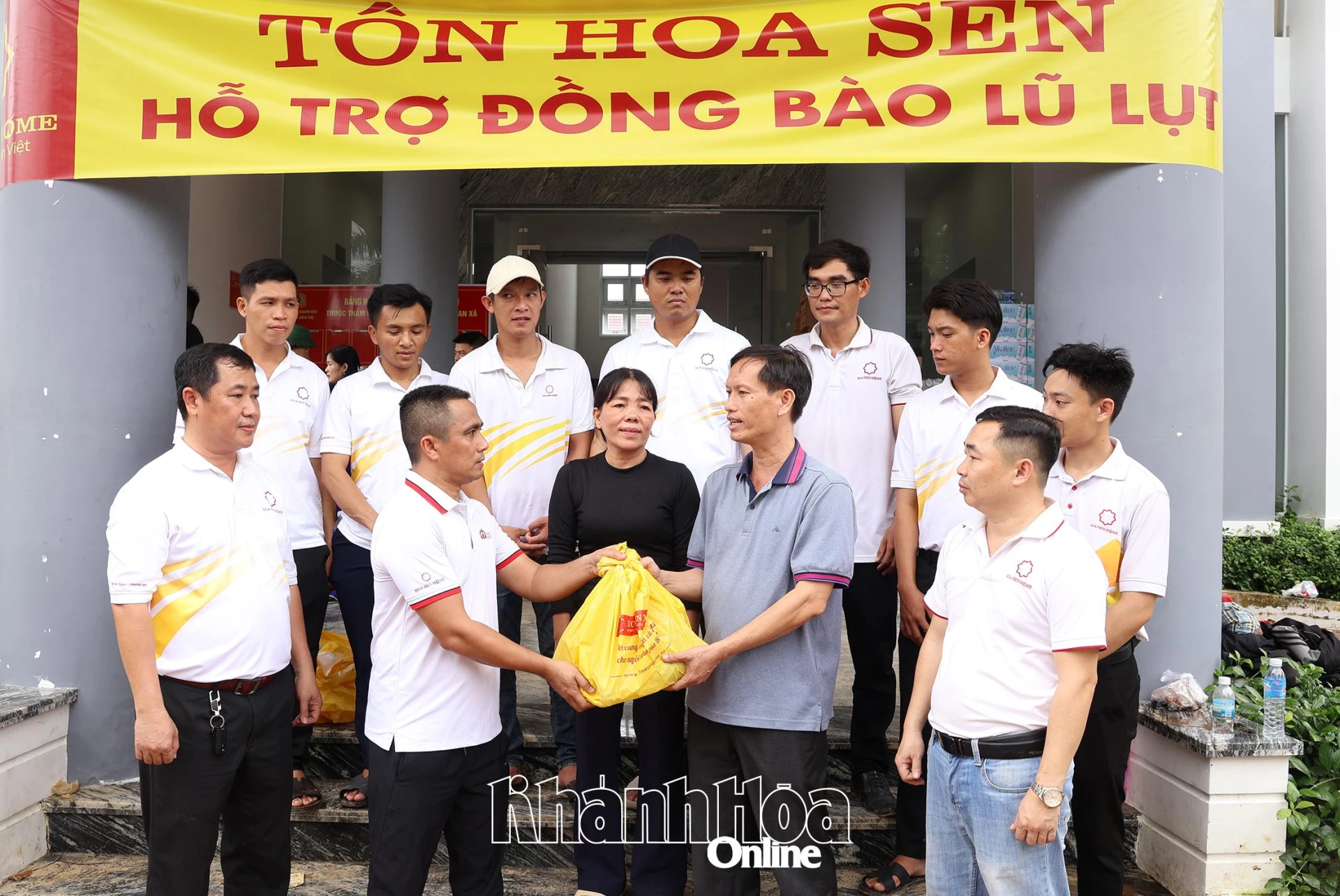 Tập đoàn Hoa Sen phối hợp Báo và Phát thanh, Truyền hình Khánh Hòa trao 1.000 suất quà cứu trợ cho người dân hai xã Diên Thọ, Diên Điền