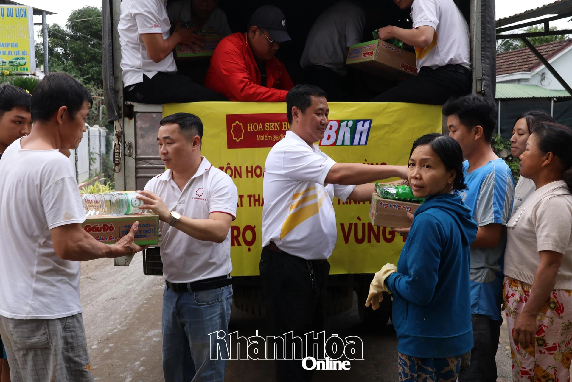দাই দিয়েন তাই ১ আবাসিক এলাকার মানুষদের ত্রাণ সামগ্রী দিচ্ছেন হোয়া সেন গ্রুপের নেতারা।