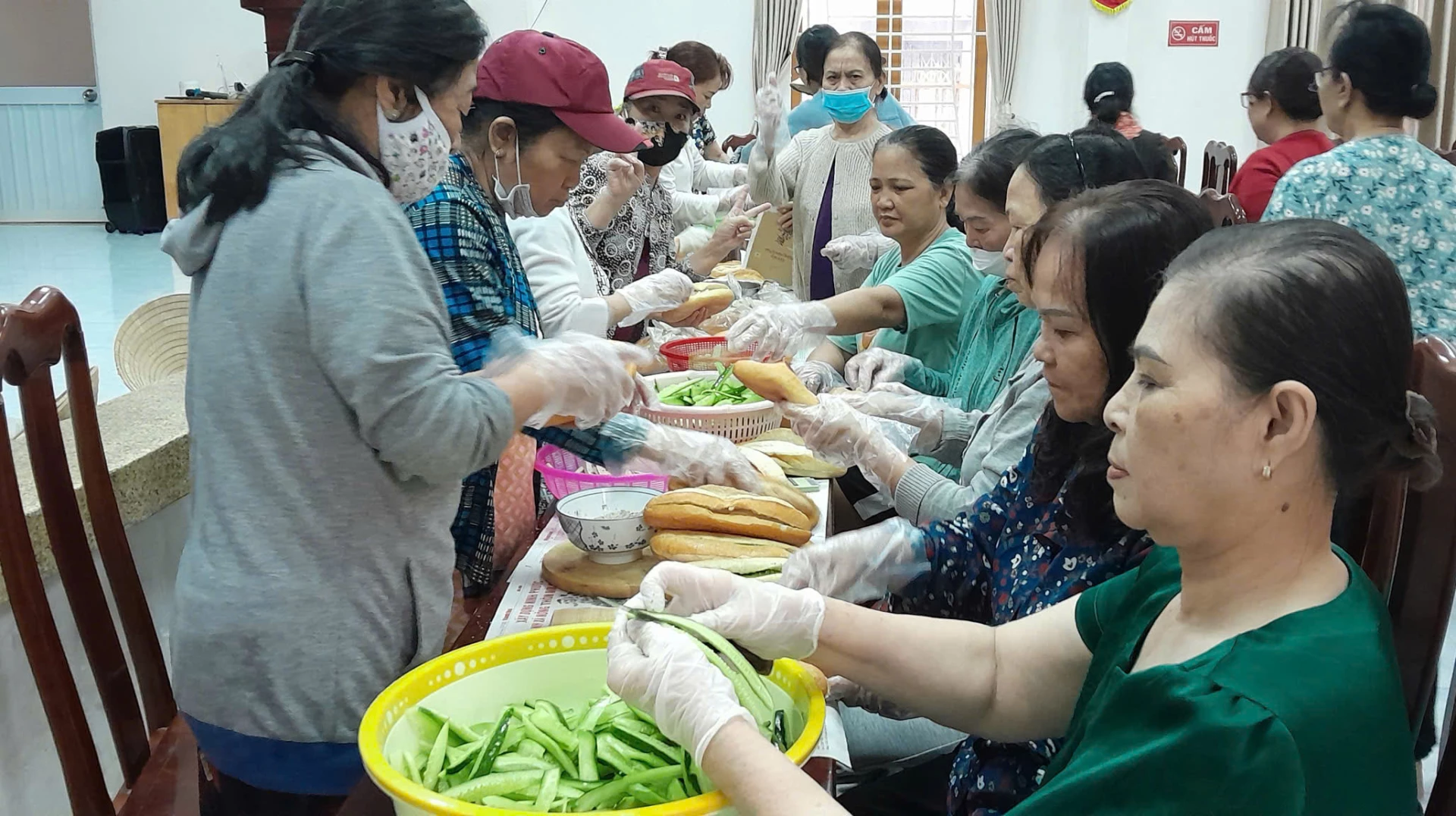 Hội Liên hiệp Phụ nữ phường Nha Trang chung tay hỗ trợ người dân bị thiệt hại do mưa lụt