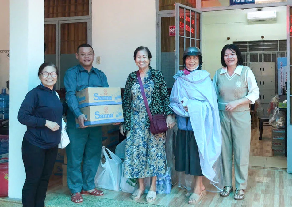 Związek Kobiet Okręgu otrzymał darowizny od dobroczyńców.