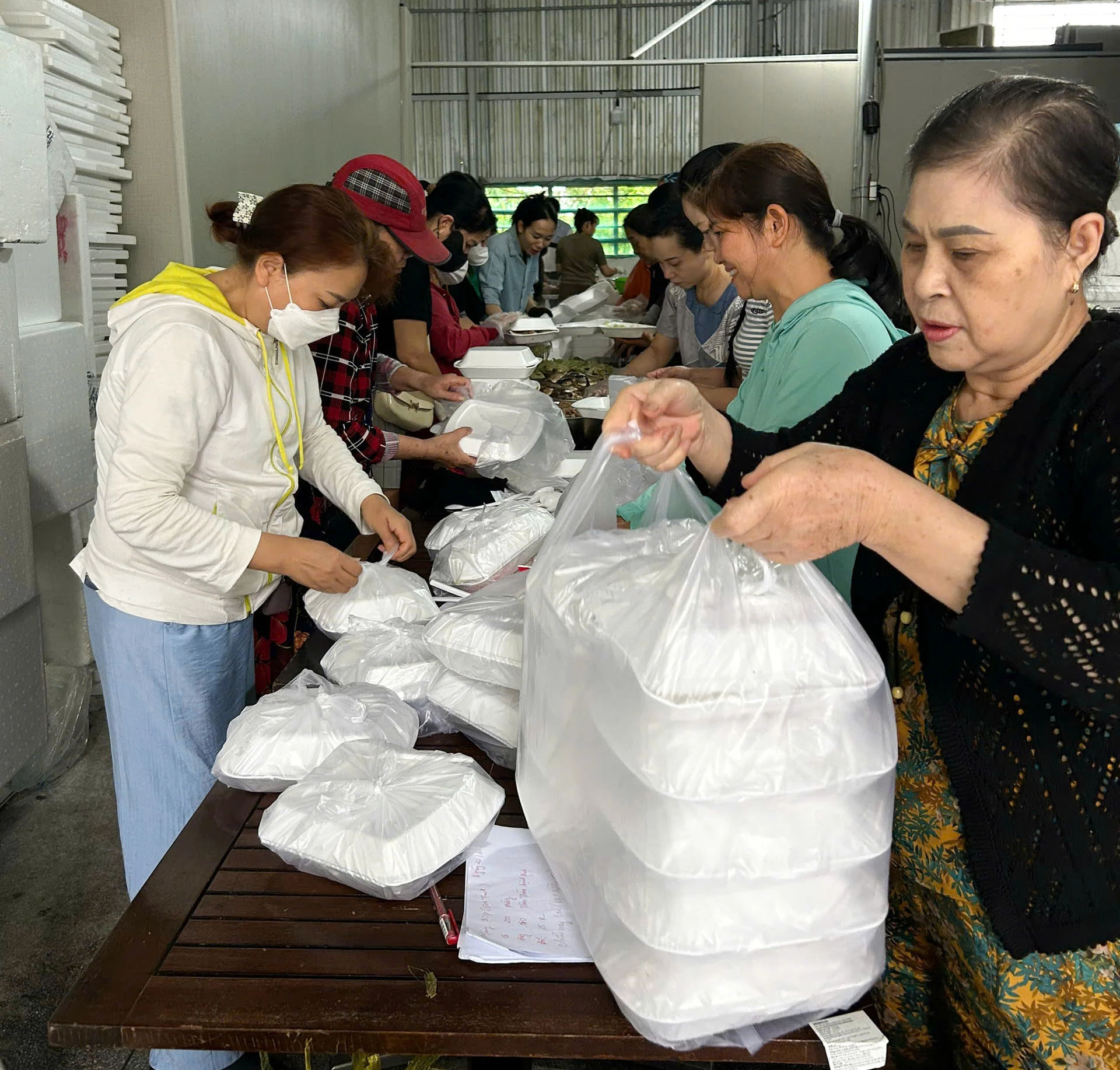 Kobiety z okręgu Nha Trang przygotowują posiłki, aby wesprzeć ludzi.