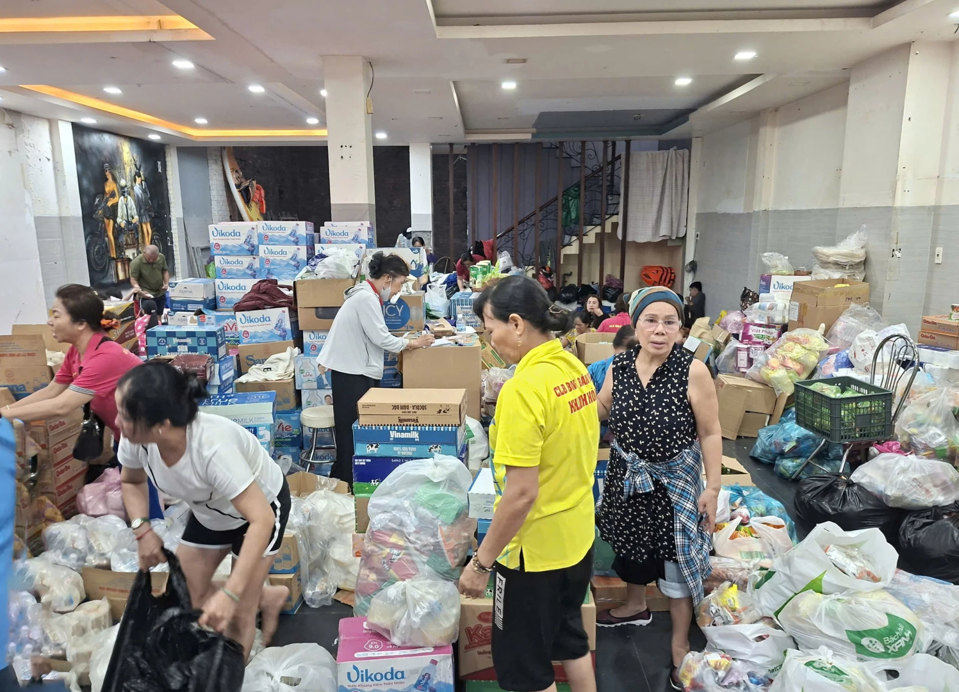 Przygotuj i zapakuj dary, które przekażesz ludziom dotkniętym powodzią.