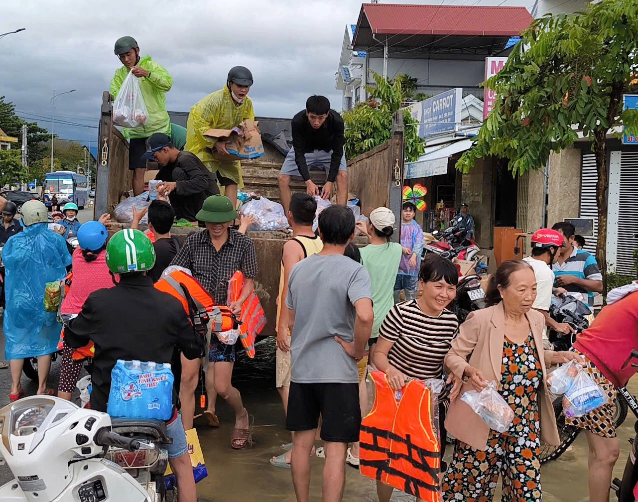 Mieszkańcom gminy Dien Lac przekazano dary.
