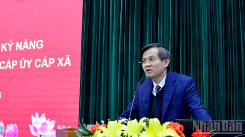 Đồng chí Đoàn Minh Huấn, Ủy viên Trung ương Đảng, Phó Giám đốc Thường trực Học viện Chính trị quốc gia Hồ Chí Minh phát biểu bế giảng lớp bồi dưỡng. (Ảnh: PHẠM CƯỜNG)