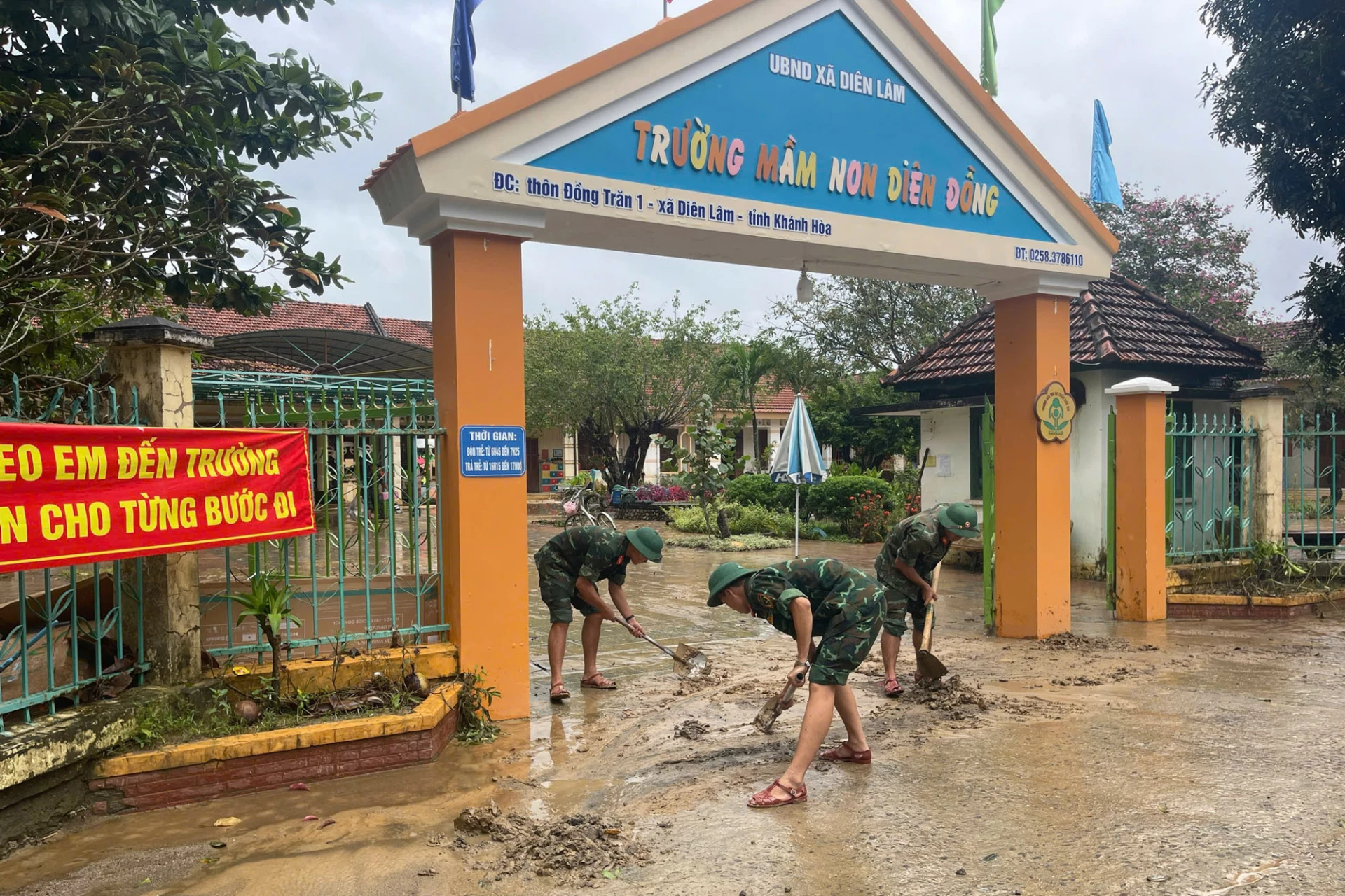 Skoleansatte og elever støtter mudring av gjørme ved Dien Dong barnehage.