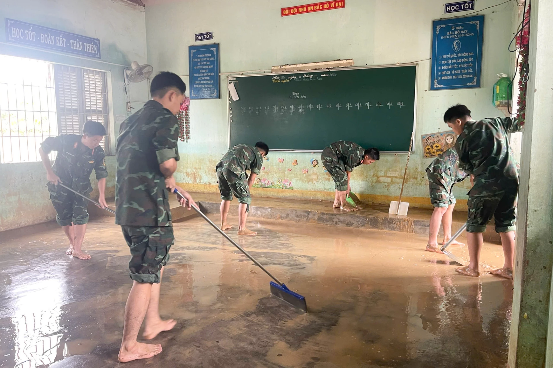 Rengjøring av klasserom på Dien Lam barneskole.