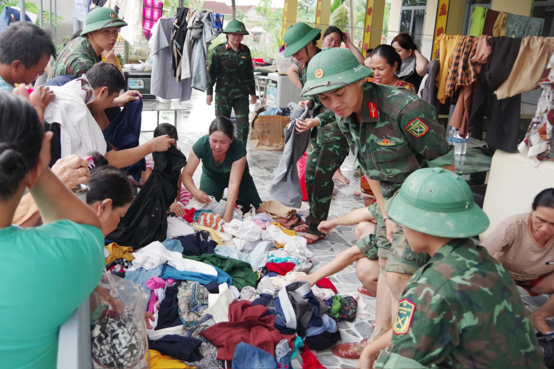 Skoleansatte og elever støtter med forsyninger til folk i Bac Nha Trang-distriktet.