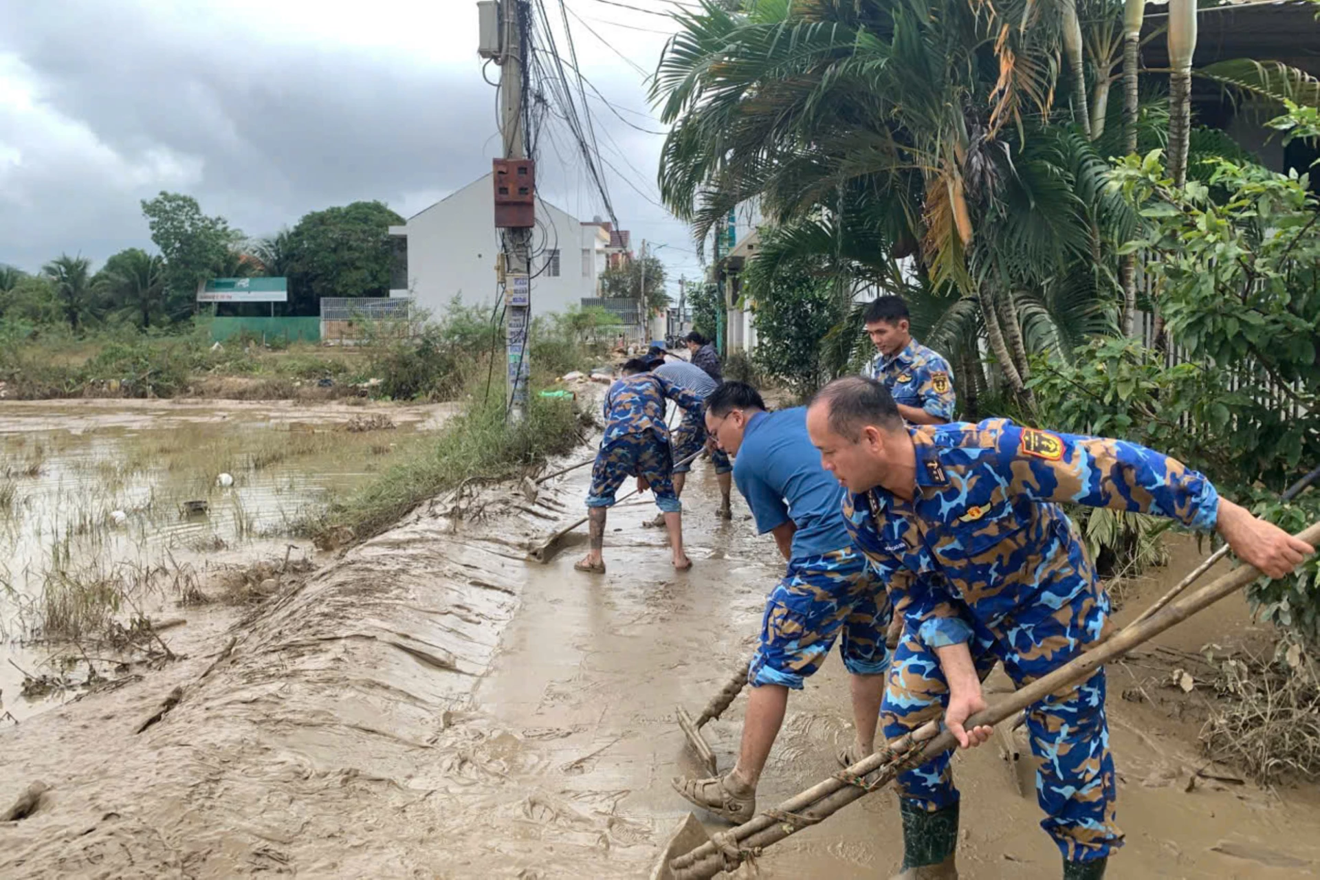 Kho 858, Cục Hậu cần - Kỹ thuật Hải quân giúp nhân dân Phường Tây Nha Trang khắc phục hậu quả mưa lũ