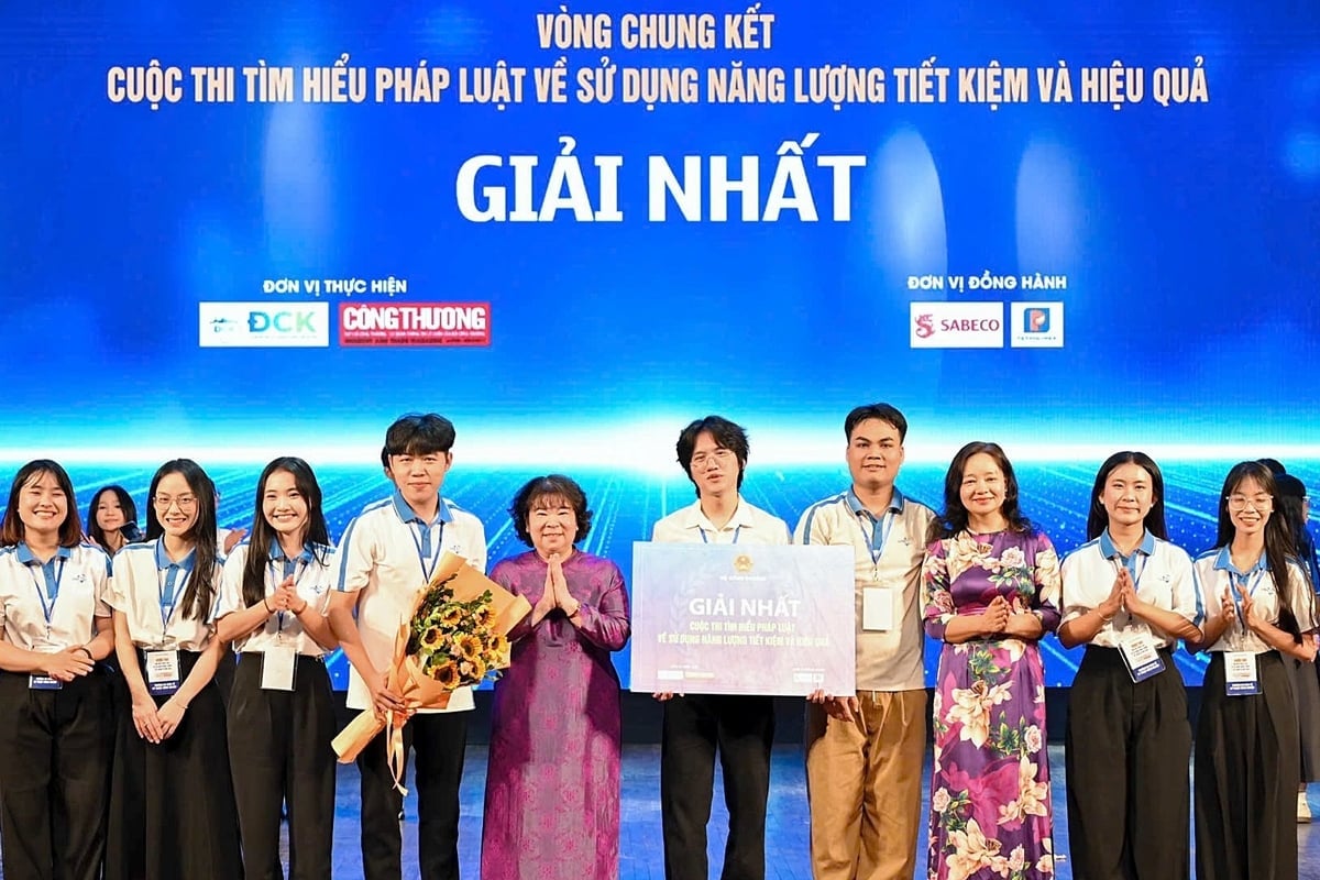 Đội Trường Đại học Kinh tế - Kỹ thuật Công nghiệp giành giải nhất cuộc thi. Ảnh: BTC.