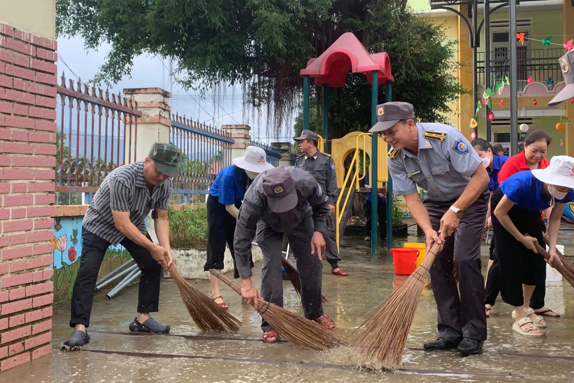 Chi đội Kiểm ngư số 4 hỗ trợ khắc phục hậu quả mưa lũ tại phường Ba Ngòi