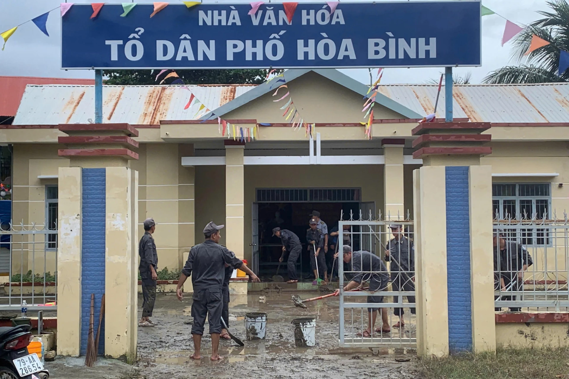 বন্যার প্রভাব কাটিয়ে উঠতে হোয়া বিন আবাসিক গোষ্ঠীকে সহায়তা করুন।