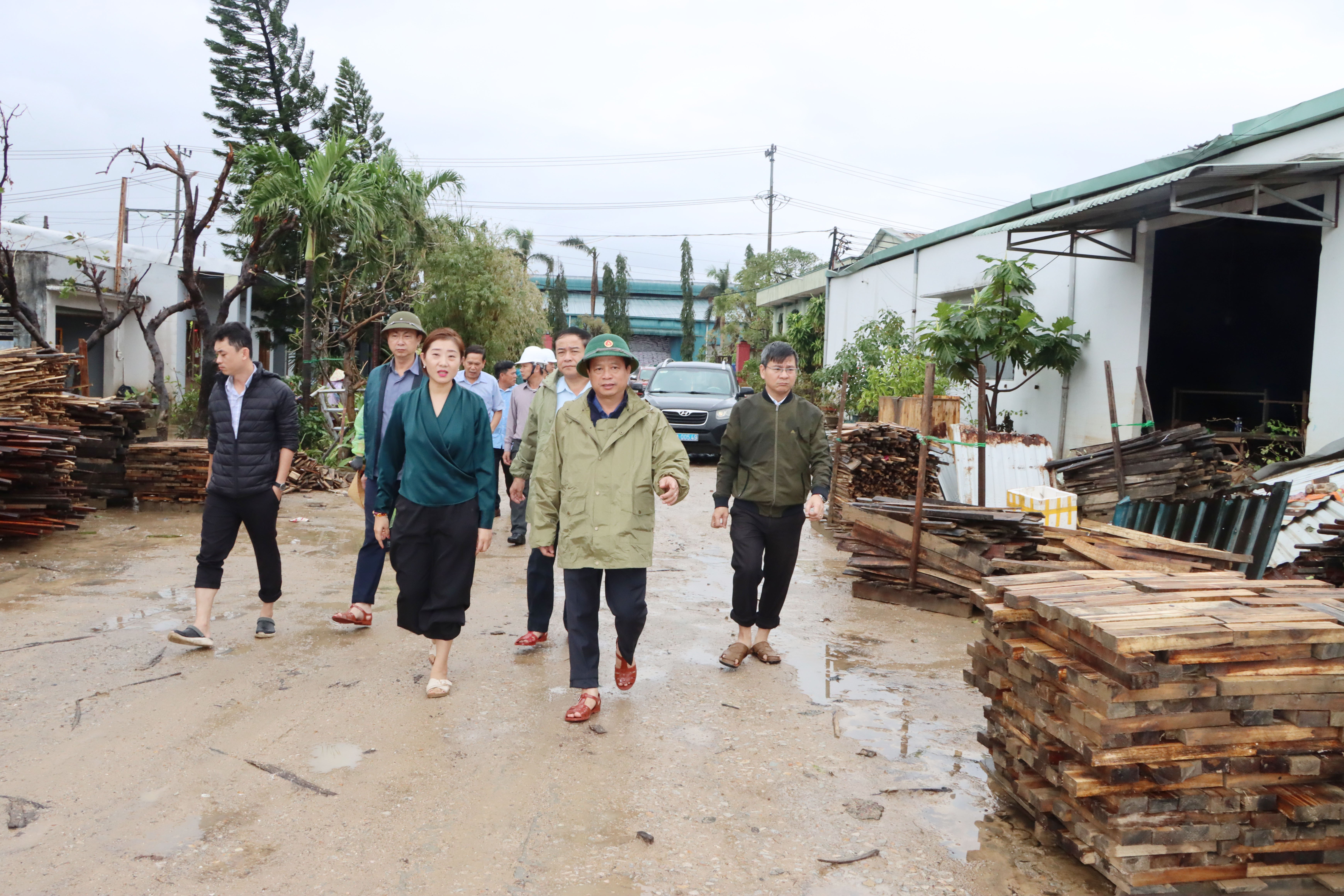 Phó Chủ tịch Thường trực UBND tỉnh Nguyễn Tuấn Thanh kiểm tra các doanh nghiệp thiệt hại do mưa lũ