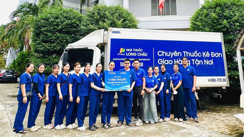 Long Chau menyumbangkan 1 ton obat-obatan untuk mendukung masyarakat Khanh Hoa