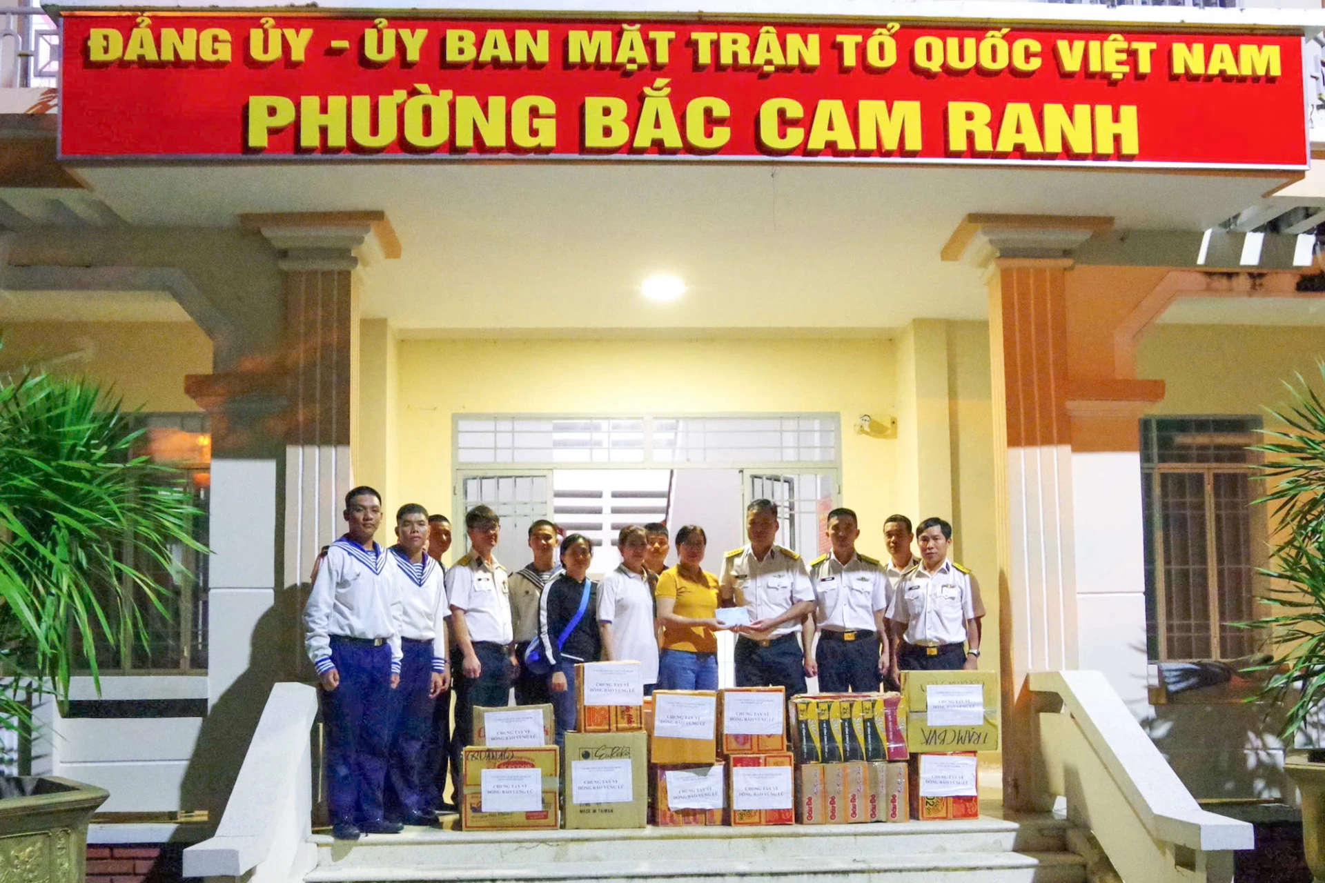 Lữ đoàn 954 trao quà hỗ trợ người dân bị thiệt hại do mưa lũ