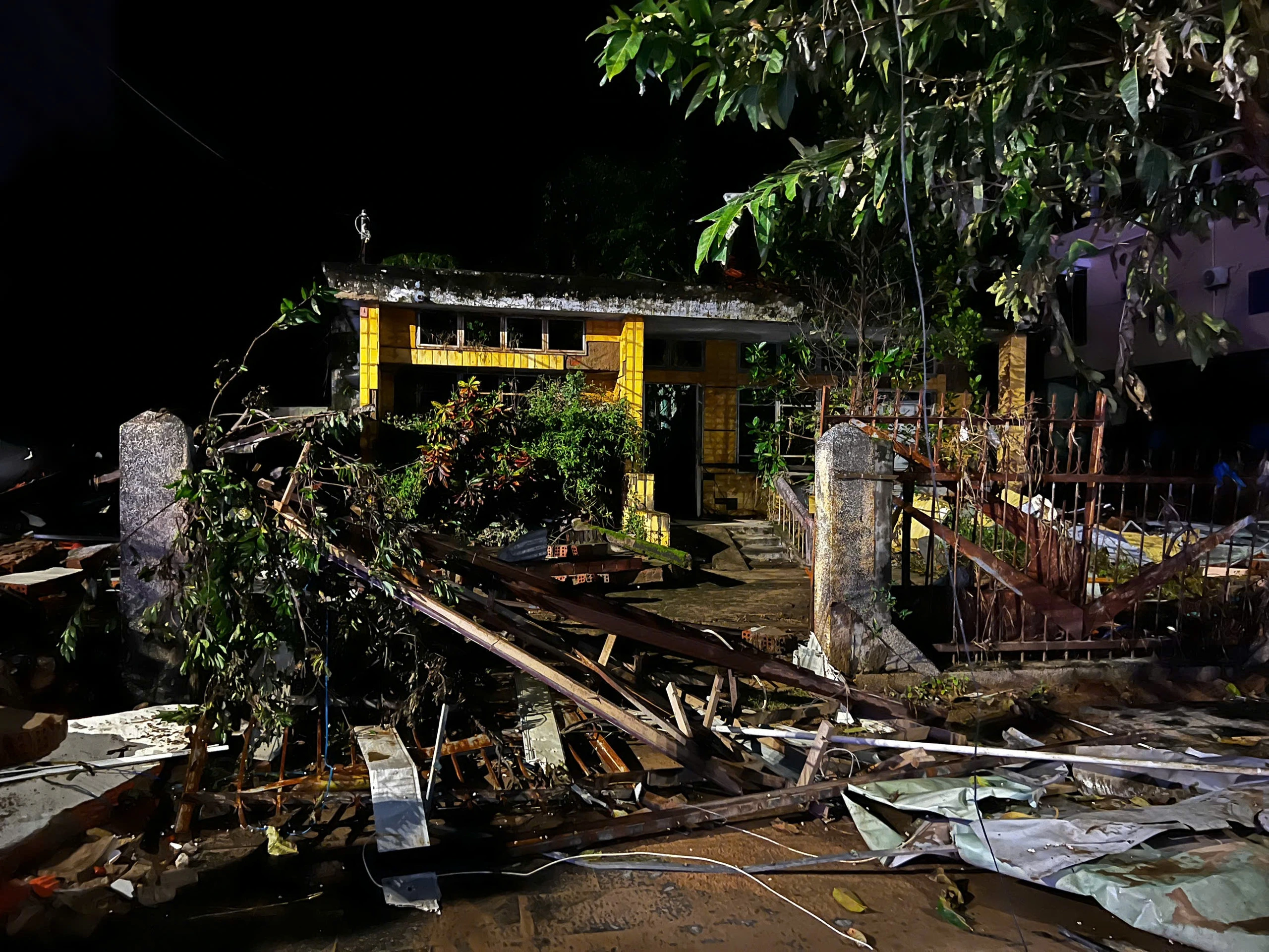 Một nơi ở Phú Yên cũ tan hoang sau lũ, rất ít đoàn thiện nguyện đến