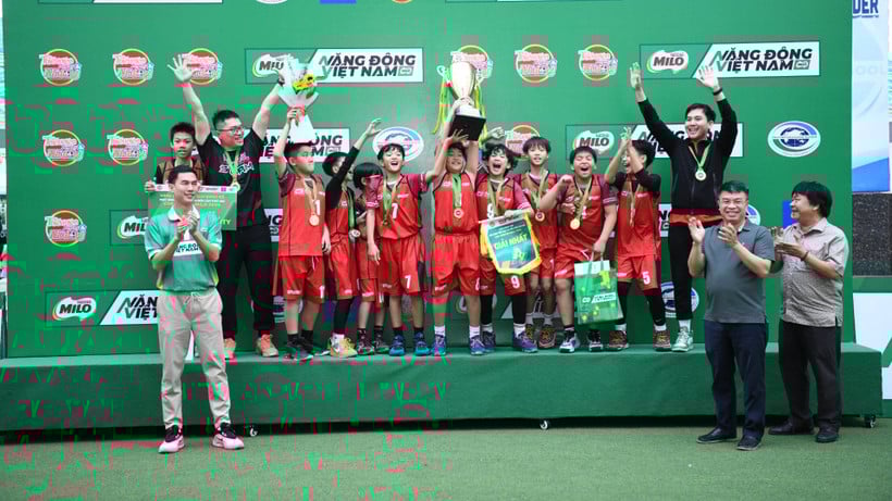 Vinschool Times City sacré champion par équipe masculine.