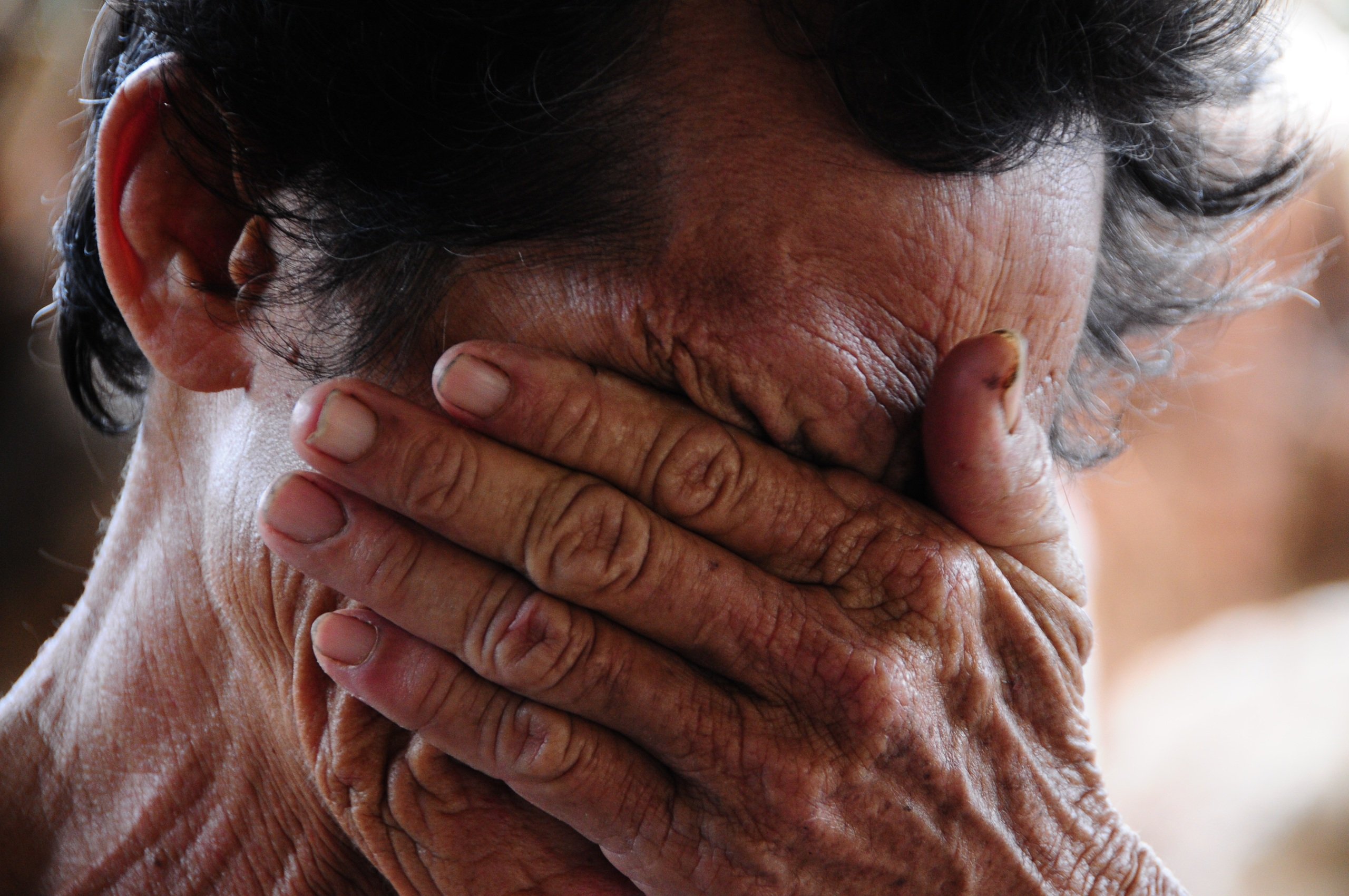 Cảnh nhói lòng ở vùng lũ Đắk Lắk: Những cánh tay chờ một suất chăn màn, hàng hóa cứu trợ