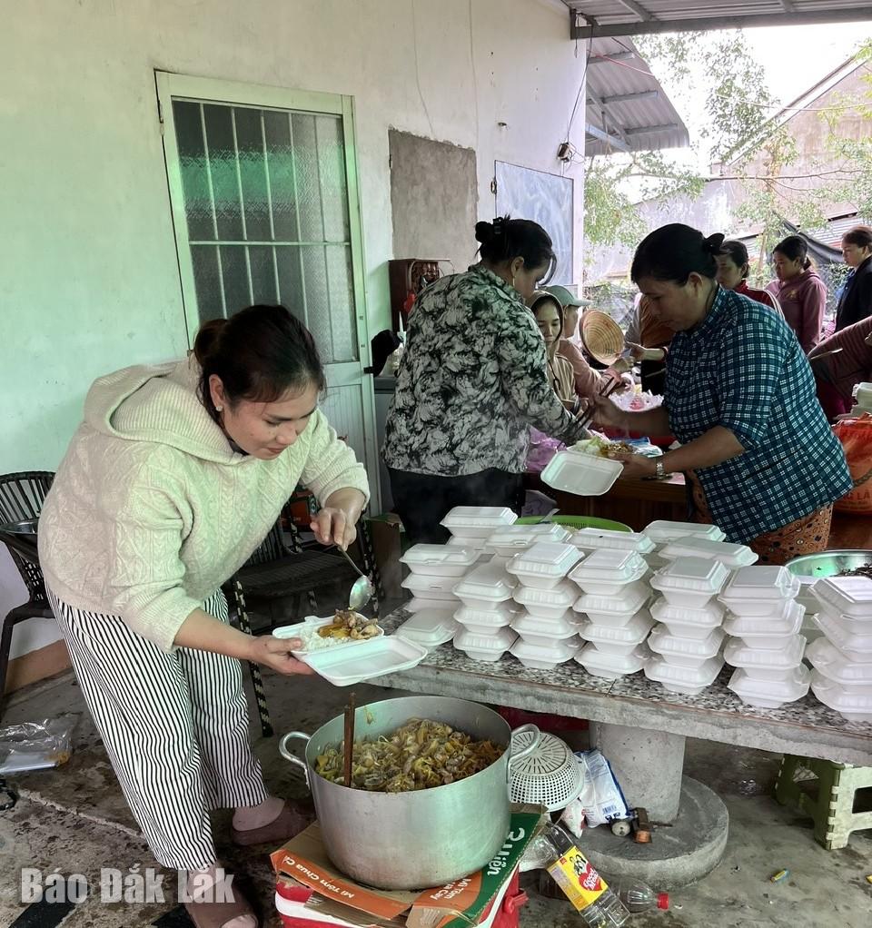 Os moradores da vila de Ky Lo (comuna de Phu Mo) prepararam 500 porções de arroz para ajudar as vítimas das enchentes na comuna de Dong Xuan.