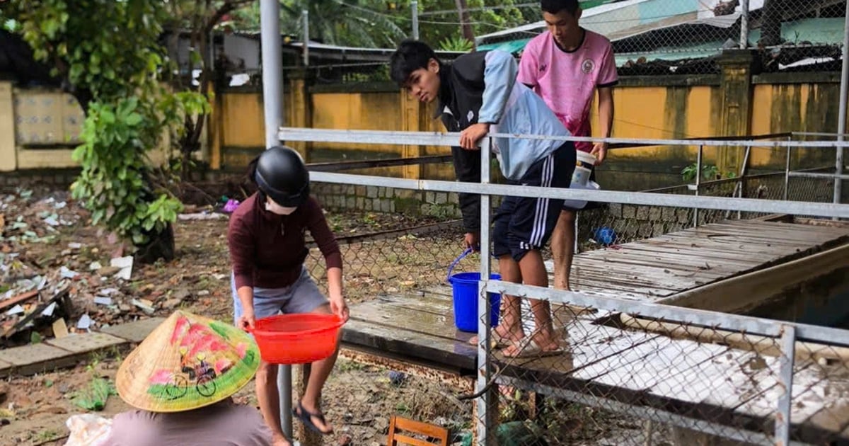 Đắk Lắk: Thầy cô cùng học sinh xắn tay dọn dẹp trường học sau lũ lụt