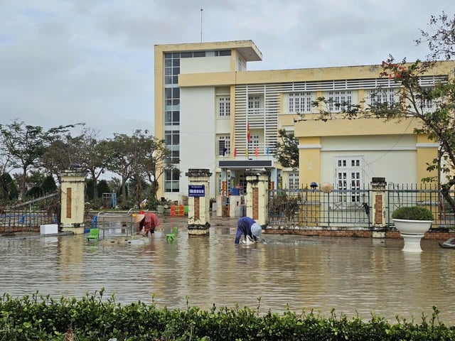 Đắk Lắk: Thầy cô cùng học sinh xắn tay dọn dẹp trường học sau lũ lụt- Ảnh 1.