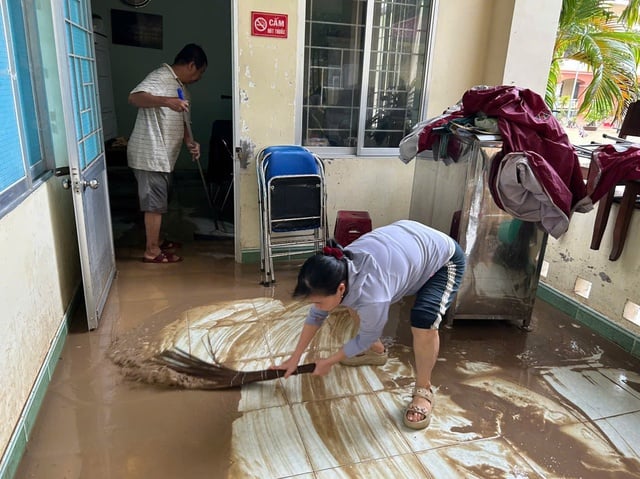 Đắk Lắk: Thầy cô cùng học sinh xắn tay dọn dẹp trường học sau lũ lụt- Ảnh 3.