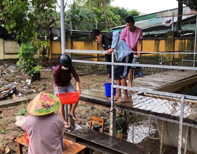 Đắk Lắk: Thầy cô cùng học sinh xắn tay dọn dẹp trường học sau lũ lụt- Ảnh 5.