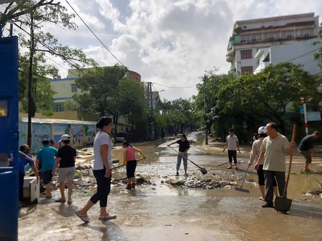 Đắk Lắk: Thầy cô cùng học sinh xắn tay dọn dẹp trường học sau lũ lụt- Ảnh 6.
