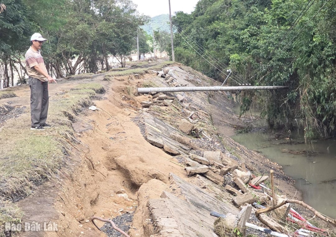 A barragem principal do canal norte do sistema de irrigação de Dong Cam sofreu erosão severa devido às fortes chuvas e inundações.