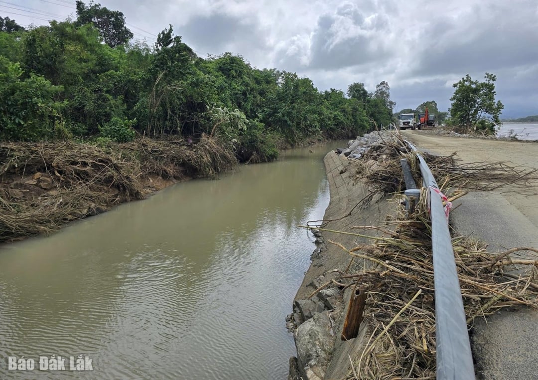 O trecho do canal que atravessa a vila de Phu Sen Tay, na comuna de Phu Hoa 1, foi erodido e aterrado.