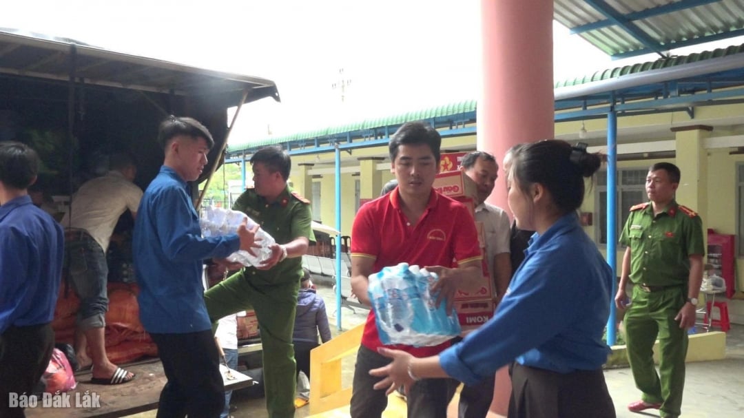 Xã Pơng Drang trao quà cứu trợ cho người dân xã Hòa Sơn