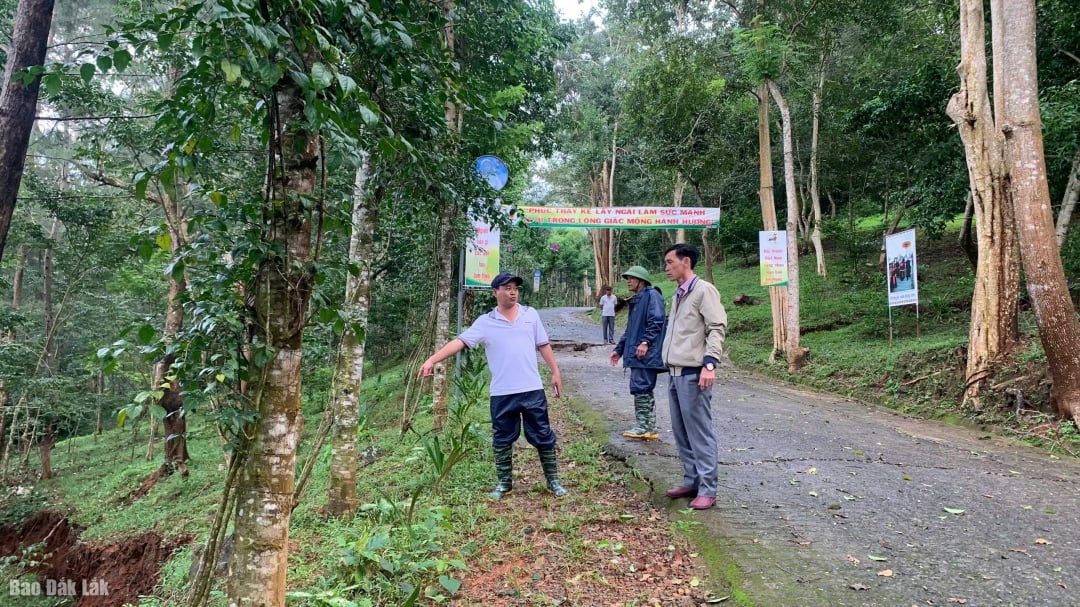 Секретарь партийного комитета коммуны Понгдранг Нгуен Хай Донг осмотрел некоторые районы коммуны Понгдранг, пострадавшие от продолжительного наводнения.
