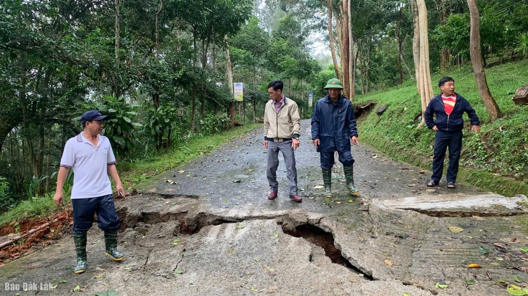 Многие транспортные пути в коммуне Хоа Сон были размыты.