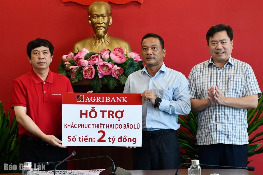 Agribank tiếp tục hỗ trợ khắc phục thiệt hại do mưa lũ