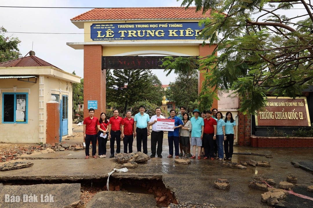 Agribanks arbeidsdelegasjon ga sin støtte til Le Trung Kien videregående skole (Dong Hoa-distriktet), en skole som ble alvorlig skadet av langvarige flommer.