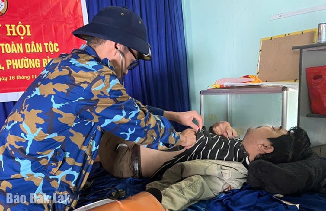 Cấp phát thuốc miễn phí cho 800 người dân vùng lũ phường Bình Kiến