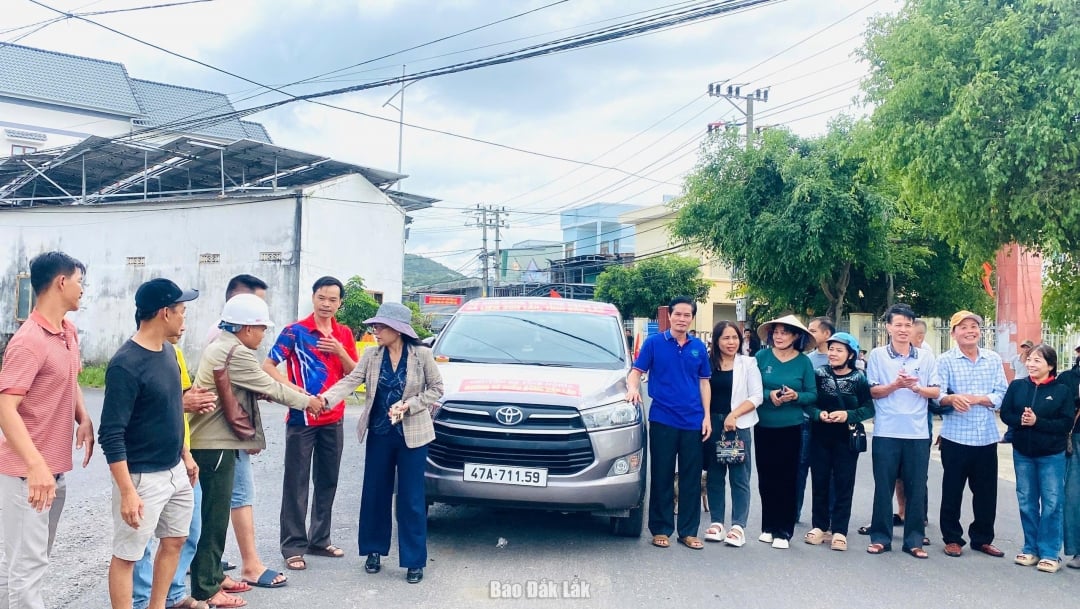 Cán bộ, người dân xã Liên Sơn Lắk ủng hộ gần 100 triệu đồng cùng nhiều nhu yếu phẩm bà con vùng lũ phía Đông tỉnh