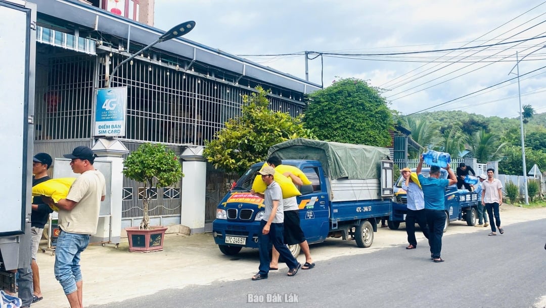 Officials and people of Lien Son Lak commune gathered goods and necessities to support people in the eastern region of the province.