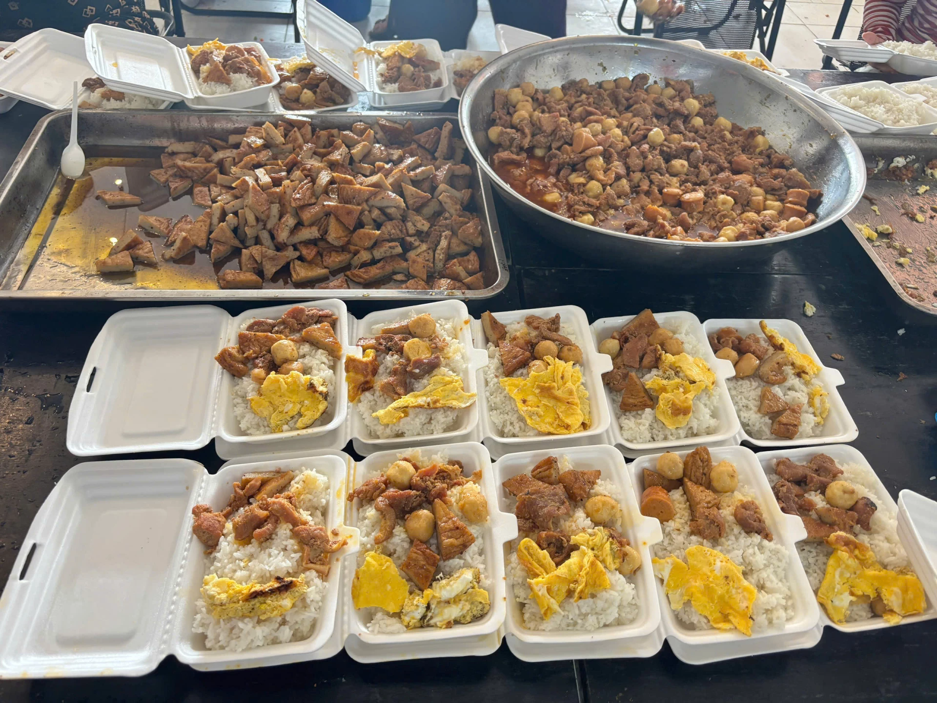 Makanan panas dan wangi dari dapur sementara dihantar segera ke kawasan sukar selepas banjir.