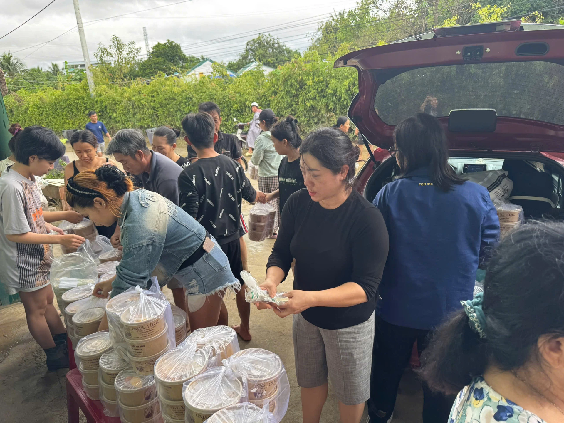 Makanan dihantar ke kawasan banjir yang baru surut di daerah Dien Khanh.