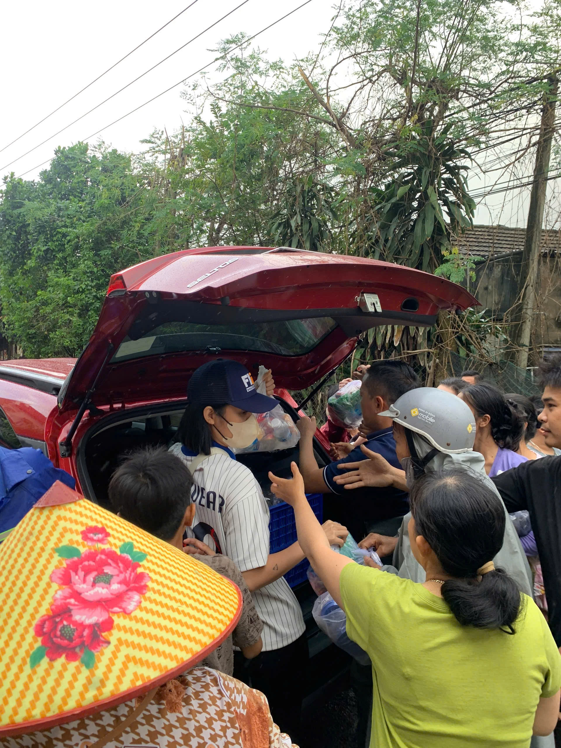Kakitangan Hartanah Bandar Baru memberi hadiah kepada orang ramai di kawasan banjir Dien Dien