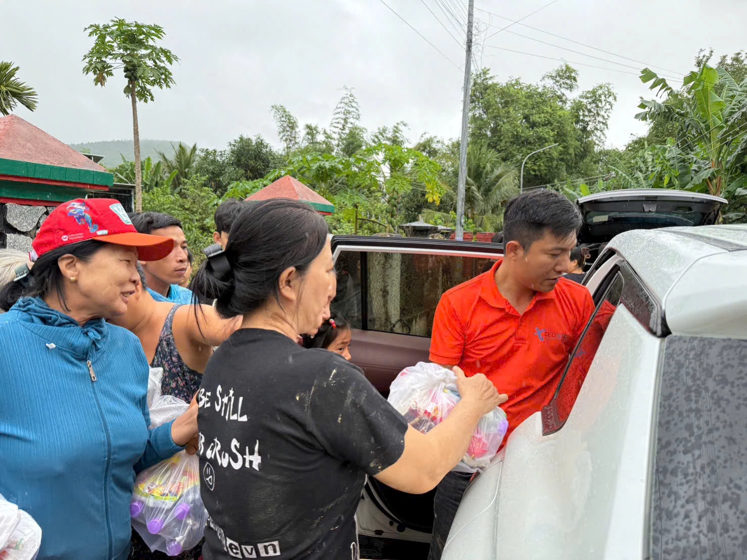 Pemimpin Persatuan Broker Hartanah Khanh Hoa memberi hadiah kepada orang ramai