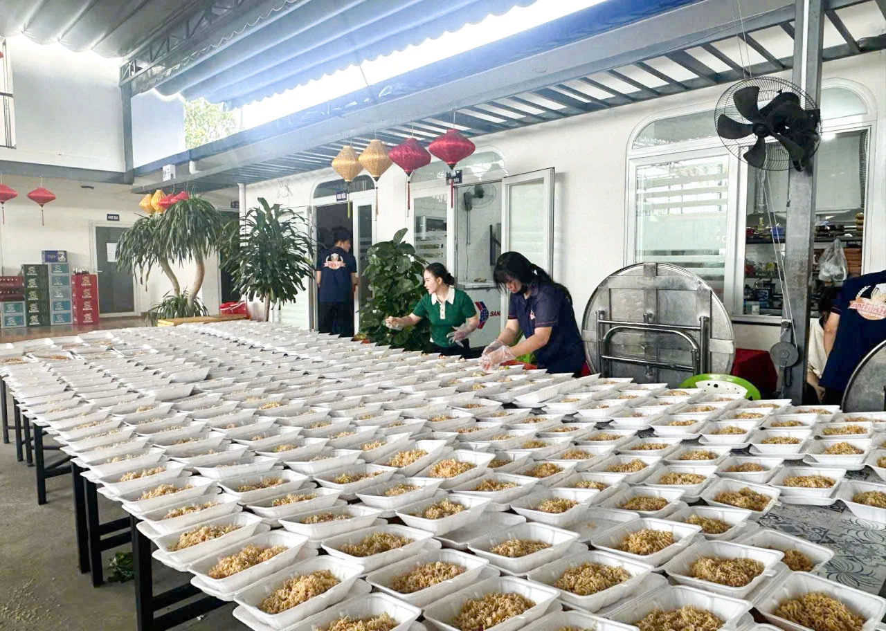 Phụ nữ phường Đô Vinh chung tay hỗ trợ người dân vùng ngập lụt