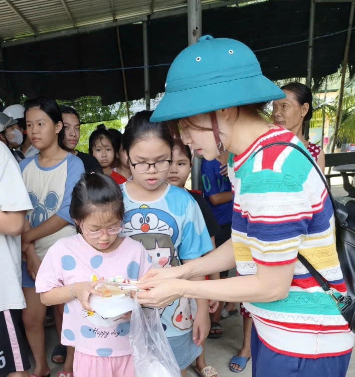 Femeile participă la distribuirea de mese gratuite oamenilor.