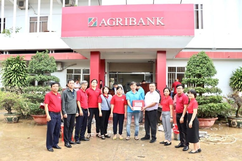 Agribank hỗ trợ 11 tỷ đồng cho vùng lũ Nam Trung Bộ - Tây Nguyên- Ảnh 2.